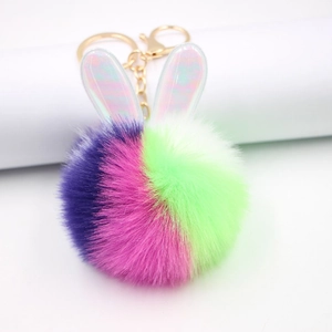 Portachiavi con orecchie di coniglio in peluche colorato e dettagli iridescenti