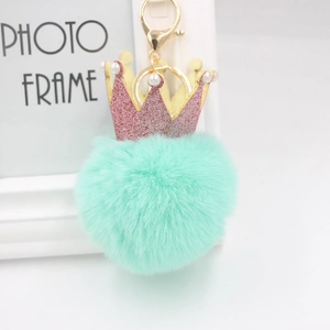 Porte-clés pompon vert menthe avec couronne pailletée rose et mousqueton doré en métal