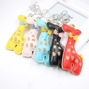 Porte-clés girafe en cuir PU de cinq couleurs avec nœuds papillons et attaches métalliques
