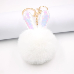 Dettaglio del portachiavi a coniglio in peluche bianco con orecchie iridescenti e gancio