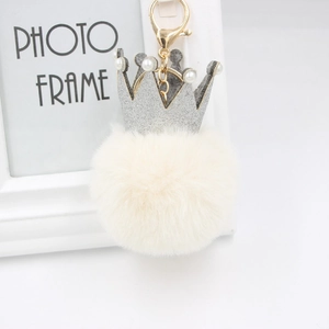 Porte-clés couronne 3D à paillettes avec pompon en peluche et perles blanches chic