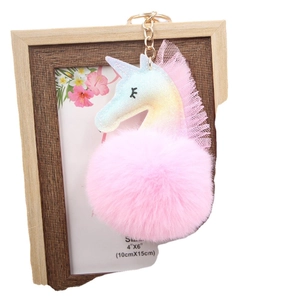 Porte-clés licorne pailletée avec pompon rose et détails en maille arc-en-ciel