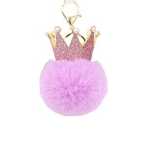 Porte-clés pompon en fausse fourrure violette avec couronne rose à paillettes