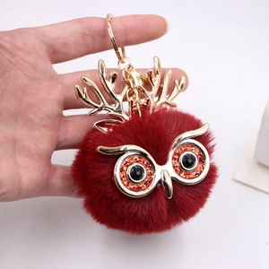 Porte-clés chouette en peluche bordeaux avec bois dorés et yeux scintillants en sequins