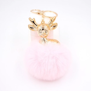 Détail de tête de renne dorée avec boule de fourrure rose clair et anneau métallique