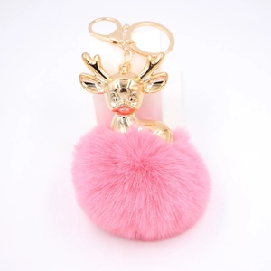 Détail d'un porte-clés cerf en peluche rose avec bois dorés et fermoir mousqueton