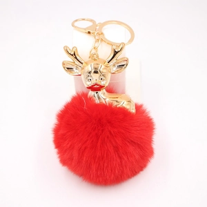 Porte-clés renne de Noël en peluche avec bois dorés et pompon rouge sur fond blanc