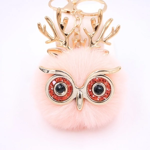 Détail du porte-clés peluche hibou rose avec bois de renne dorés et fermoir mousqueton
