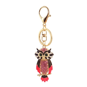 Gouden uil sleutelhanger met roze strass steentjes en kleurrijk emaille op wit