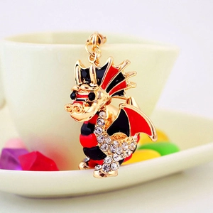 Porte-clés dragon doré créatif avec émail rouge et strass sur une tasse de café