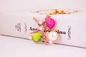 Détail du porte-clés étoile de mer avec émail coloré, perles et strass brillants