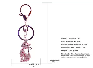 Détail du porte-clés chat en cristal rose avec fermoir et anneau en alliage de zinc