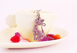 Détail d'un porte-clés chat en cristal rose et blanc avec strass en métal scintillants
