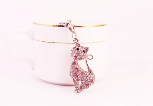 Détail d'un porte-clés chat assis orné de strass en cristal rose et blanc brillant