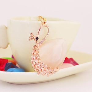 Eleganter Schlüsselanhänger Pfau in Roségold mit rosa Edelstein und Kristallen