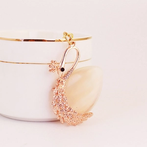 Eleganter roségoldener Schwan-Schlüsselanhänger mit weißen Zirkonia und Opalkörper