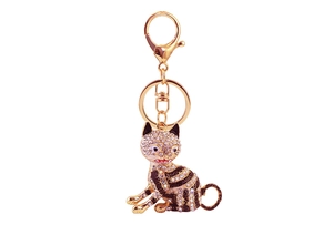 Détail du porte-clés chat doré orné de strass blancs brillants et fermoir mousqueton