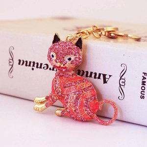 Porte-clés chat porte-bonheur en strass roses avec alliage doré et détails en émail