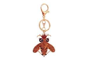 Dettaglio del portachiavi a forma di ape dorata con strass color ambra e corona