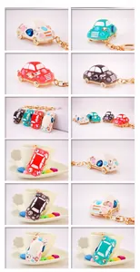 Vue détaillée de porte-clés voiture coccinelle colorés avec strass et placage or