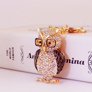 Portachiavi gufo dorato con strass bianchi brillanti e occhiali neri chic