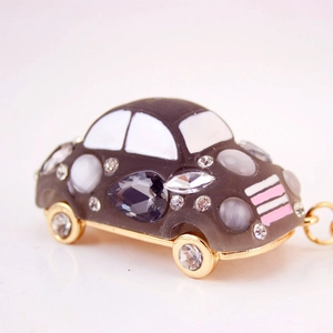 Porte-clés voiture vintage avec strass étincelants et revêtement en résine grise