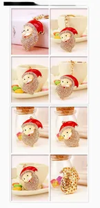 Dettaglio portachiavi Babbo Natale con strass, motivo dorato traforato e smalto rosso