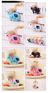 Détail d'un porte-clés mouton en cristal avec strass colorés et finition dorée