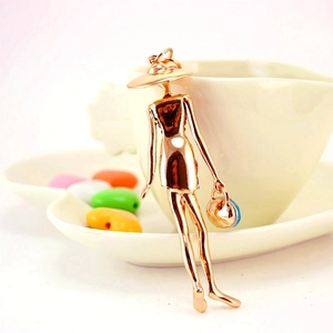 Pendentif porte-clés femme élégante en or rose avec chapeau à large bord et sac à main chic