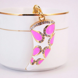 Porte-clés cor d'harmonie avec strass roses et émail blanc en plaqué or
