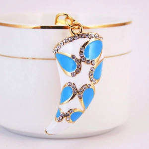 Porte-clés élégant en forme de corne avec émail blanc et bleu et strass brillants