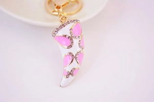 Vue rapprochée du porte-clés corne Cornicello avec émail rose et strass brillants