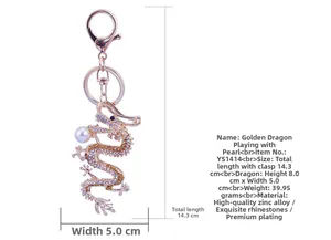 Vue macro d'un porte-clés dragon doré avec cristaux et détail de perle blanche