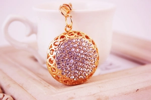 Gros plan d'un porte-clés doré orné de strass brillants avec fermoir à ressort