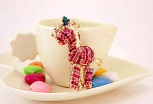 Portachiavi a zebra con strass rosa su tazza da caffè bianca e perline a cuore
