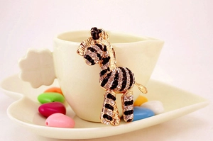 Vista dettagliata di un portachiavi a zebra con strass scintillanti appeso a una tazza