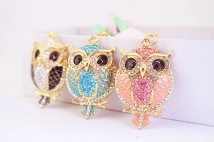 Détail de porte-clés hibou colorés avec strass brillants et placage en alliage d'or