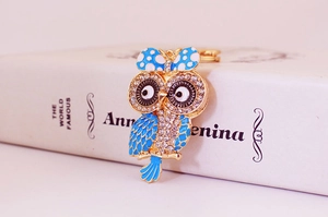 Détail du porte-clés chouette mignonne avec émail bleu et cristaux brillants incrustés