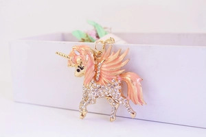 Détail du porte-clés licorne avec émail rose et strass en cristal scintillants