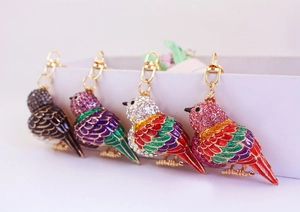 Porte-clés oiseaux émaillés colorés avec strass brillants et mousquetons dorés élégants
