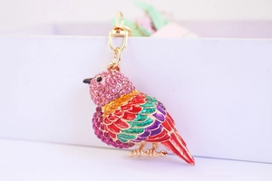 Détail du porte-clés oiseau martin-pêcheur avec cristaux roses et émail coloré