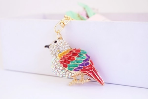 Détail macro du porte-clés martin-pêcheur avec émail coloré et strass brillants