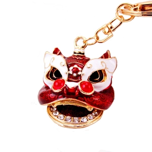 Portachiavi danza del leone cinese con smalto rosso e strass scintillanti su catena d'oro
