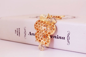 Détail du motif creux en nid d'abeille doré au dos du porte-clés en forme de chouette