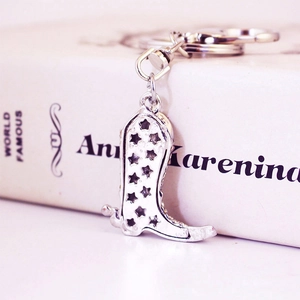Porte-clés botte en argent avec motif étoile évidé et crochet rotatif en métal poli