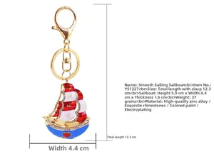Vue détaillée du porte-clés voilier avec strass et dimensions précises indiquées