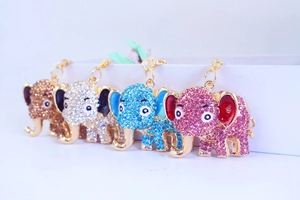 Vue détaillée des porte-clés éléphants en strass en quatre couleurs avec fermoirs dorés