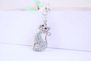 Détail d'un porte-clés renard créatif avec des strass blancs et bleus étincelants