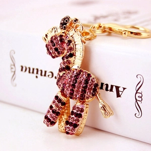 Portachiavi a zebra con cristalli scintillanti e strass viola su base in metallo dorato