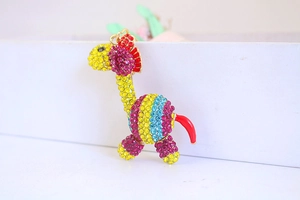Dettaglio del portachiavi a forma di giraffa con strass colorati e finitura dorata